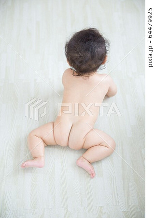 裸の赤ちゃん 裸の赤ちゃん 64479925