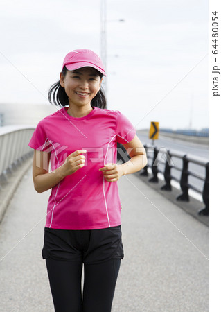 ウォーキング　ジョギング　ランニング　女性 64480054