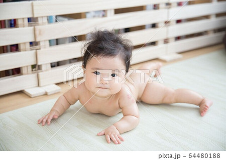 裸の赤ちゃん 裸の赤ちゃん 64480188