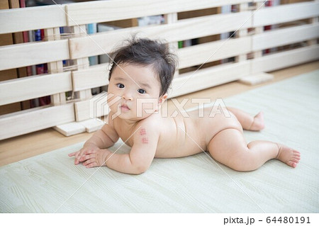 裸の赤ちゃん 裸の赤ちゃん 64480191