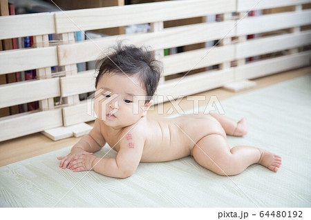 裸の赤ちゃん 64480192
