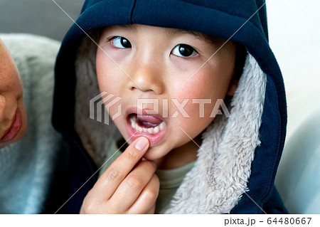 6 years old 64480667