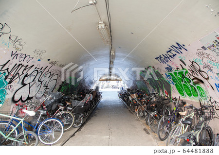 渋谷　街角　裏道　ビル 64481888