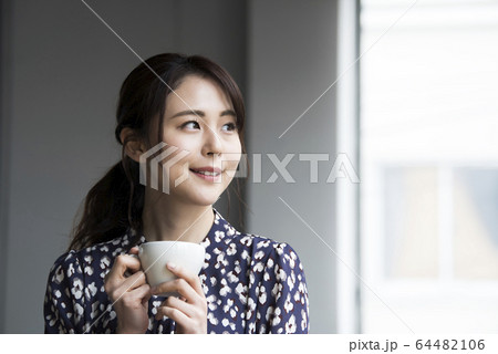 コーヒーを飲む若い女性 64482106