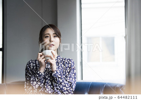 コーヒーを飲む若い女性 コーヒーを飲む若い女性 64482111