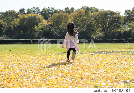 走る女の子 後ろ姿の写真素材 6441