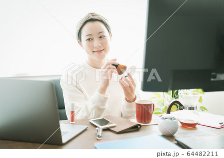 テレワーカー　女性 64482211