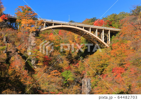 【宮城県】紅葉の鳴子峡の大深沢橋 64482703