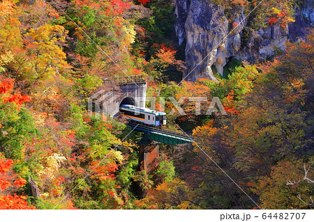 【宮城県】紅葉の鳴子峡を渡る汽車 64482707