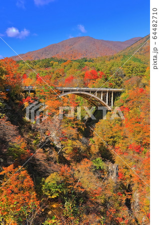 【宮城県】紅葉の鳴子峡の大深沢橋 【宮城県】紅葉の鳴子峡の大深沢橋 64482710