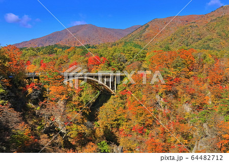 【宮城県】紅葉の鳴子峡の大深沢橋 64482712