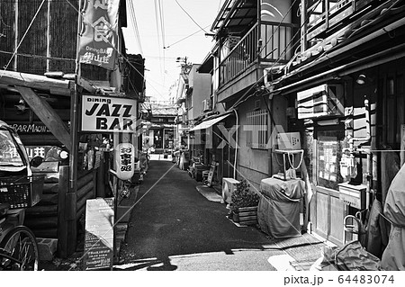大阪市中央区 空堀界隈の昼下がり（モノクローム） 64483074
