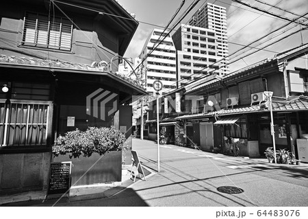 大阪市中央区 空堀界隈の昼下がり（モノクローム） 64483076