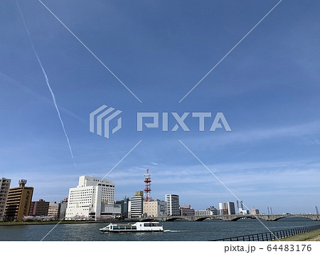 新潟市中央区の街並みと信濃川 新潟市中央区の街並みと信濃川 64483176