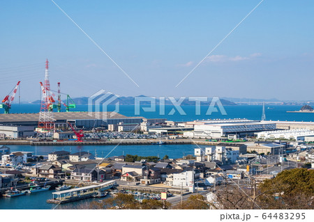 瀬戸内の工場地帯の風景　（香川県丸亀市） 64483295