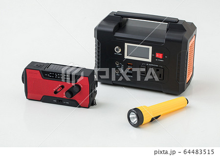 白背景に緊急災害用の道具　ポータブル電源　懐中電灯　ラジオ　充電器　 64483515