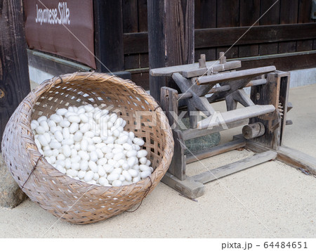 繭玉の入ったレトロな桶 64484651