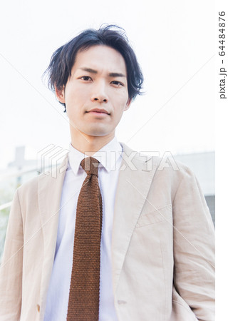 オフィスカジュアル 若い男性 ポートレート 64484876