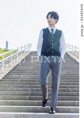 スーツ 若い男性 ポートレート スーツ 若い男性 ポートレート 64485649