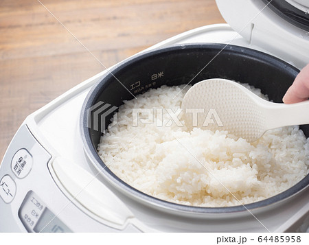 炊きたてご飯　炊飯器 64485958