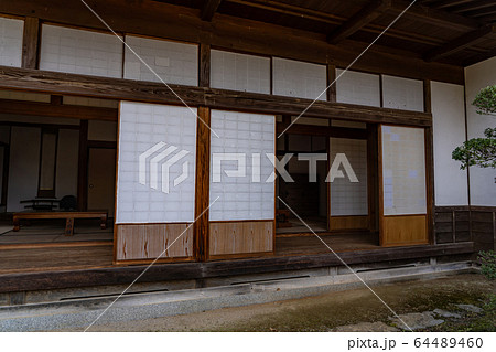 福島県二本松市 春の安達ヶ原ふるさと村 武家屋敷の縁側 福島県二本松市 春の安達ヶ原ふるさと村 武家屋敷の縁側 64489460