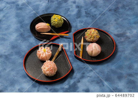 和菓子　Japanese culture Japanese sweets for tea 64489702