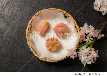 和菓子　Japanese culture Japanese sweets for tea 64489708