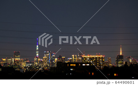 日本の東京都市景観 新型コロナ“都市封鎖”。“柵”(高圧電線)の奥に東京都心=14日・宣言から一週間 日本の東京都市景観 新型コロナ“都市封鎖”。“柵”(高圧電線)の奥に東京都心=14日・宣言から一週間 64490601