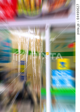 日本の横浜都市景観　新型コロナ・レジ前にビニールカーテン＝15日、市内（国内感染者8700人超） 64490627