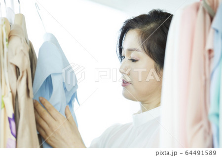 ショッピング 買い物 洋品店 64491589