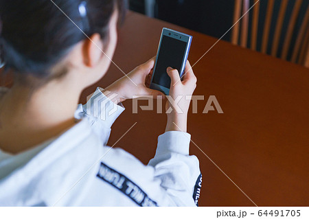 スマホ SNS 見る 中毒 留守番 コミュニケーション 女性 中学生 高校生 日本人 リビング 休校 スマホ SNS 見る 中毒 留守番 コミュニケーション 女性 中学生 高校生 日本人 リビング 休校 64491705