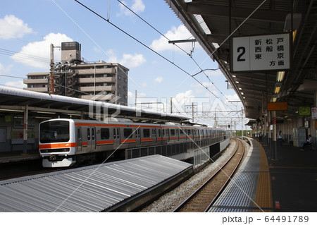 吉川駅を発車する武蔵野線209系電車 64491789