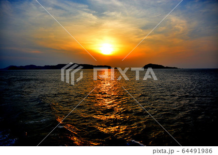 伊勢志摩 伊勢湾フェリーから眺める 伊勢志摩の島影に沈む夕日 鳥羽 三重県 ３ の写真素材