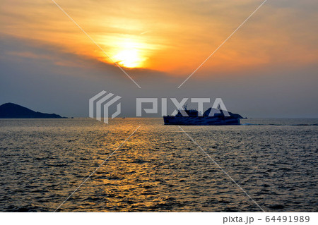 伊勢志摩、伊勢湾フェリーから眺める、すれ違うカーフェリーと、静かに沈んでいく夕日・鳥羽・三重県(3) 伊勢志摩、伊勢湾フェリーから眺める、すれ違うカーフェリーと、静かに沈んでいく夕日・鳥羽・三重県(3) 64491989
