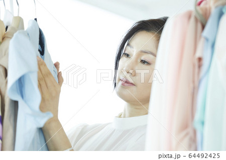 ショッピング 買い物 洋品店 64492425