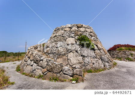日本最南端、沖縄波照間島・底名溜池展望台 64492671