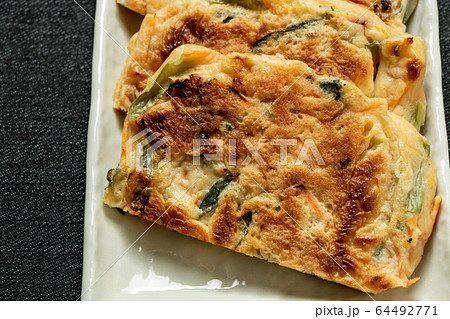 チヂミ。日本でもなじみ深い韓国料理のひとつ。 64492771