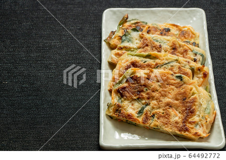 チヂミ。日本でもなじみ深い韓国料理のひとつ。 64492772