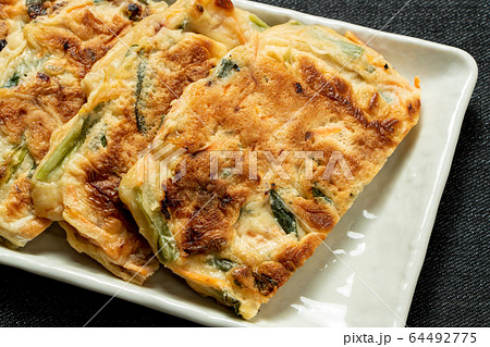 チヂミ。日本でもなじみ深い韓国料理のひとつ。 チヂミ。日本でもなじみ深い韓国料理のひとつ。 64492775