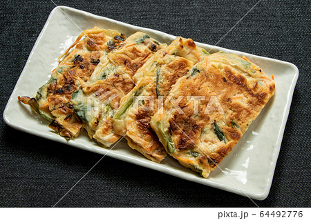 チヂミ。日本でもなじみ深い韓国料理のひとつ。 64492776