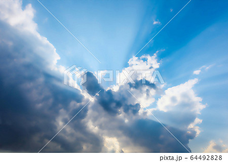 青空の雲と光芒 アニメ風のイラスト素材