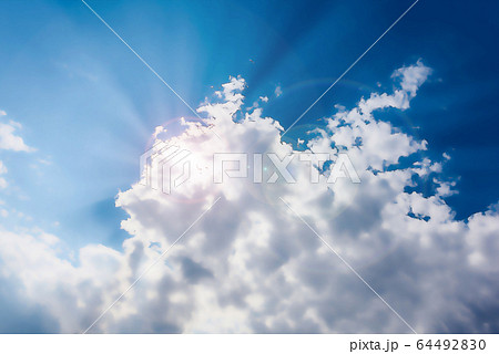 青空の雲と光芒 アニメ風のイラスト素材 6449
