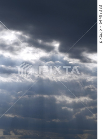 日本の雲風景 青空と暗雲の狭間から降り注ぐ光明「天使の梯子」=11日(7日、緊急事態宣言発表) 日本の雲風景 青空と暗雲の狭間から降り注ぐ光明「天使の梯子」=11日(7日、緊急事態宣言発表) 64493383