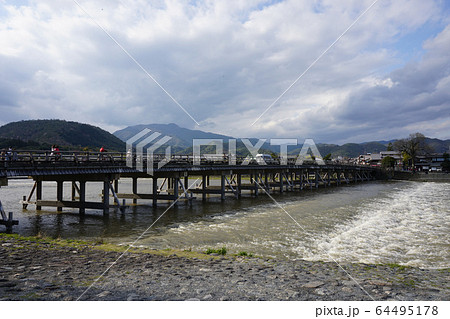 京都嵐山　渡月橋 64495178