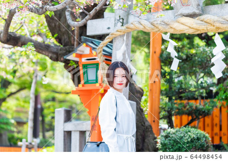 京都の町並みを観光する女性 64498454