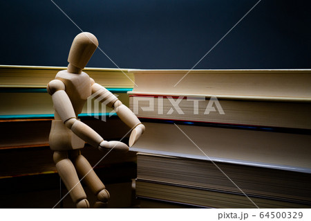 読書するデッサン人形 読書するデッサン人形 64500329