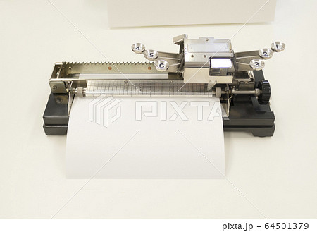 昔の点字用タイプライター（ライトブレーラー）の写真素材 [64501379