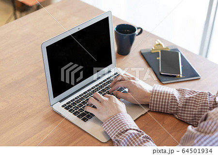 ノートパソコンを操作する男性の手元 ノートパソコンを操作する男性の手元 64501934
