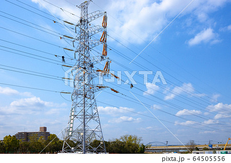 鉄塔の上での高所作業と青空 鉄塔の上での高所作業と青空 64505556