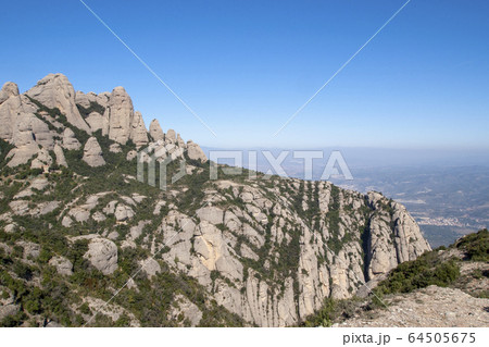 スペインの奇岩の山、モンセラット 64505675